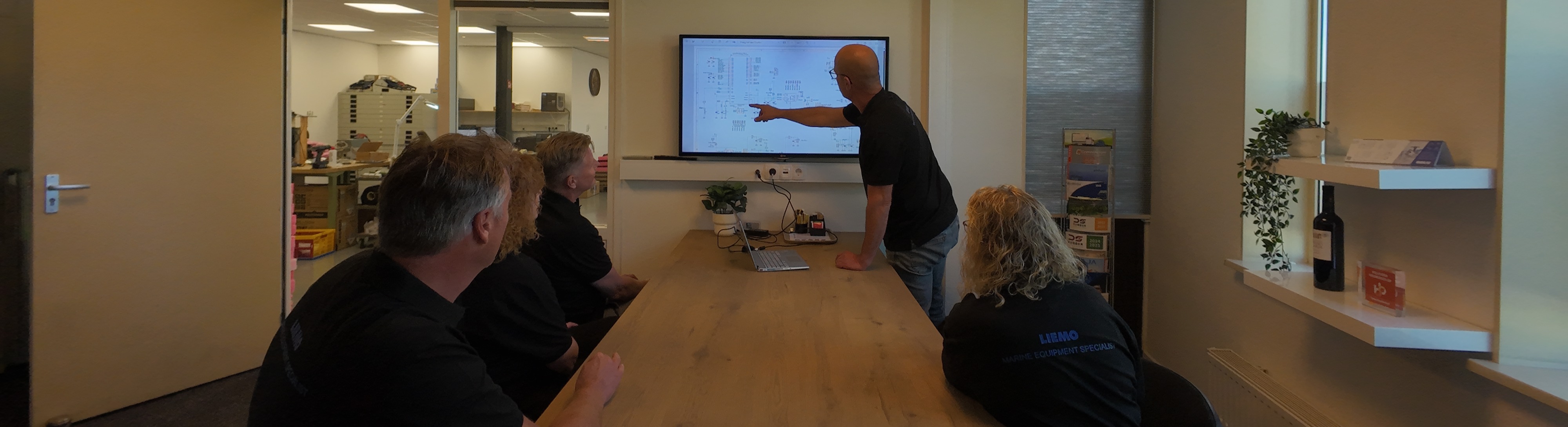 LieMo engineers bespreken een PCB-schema