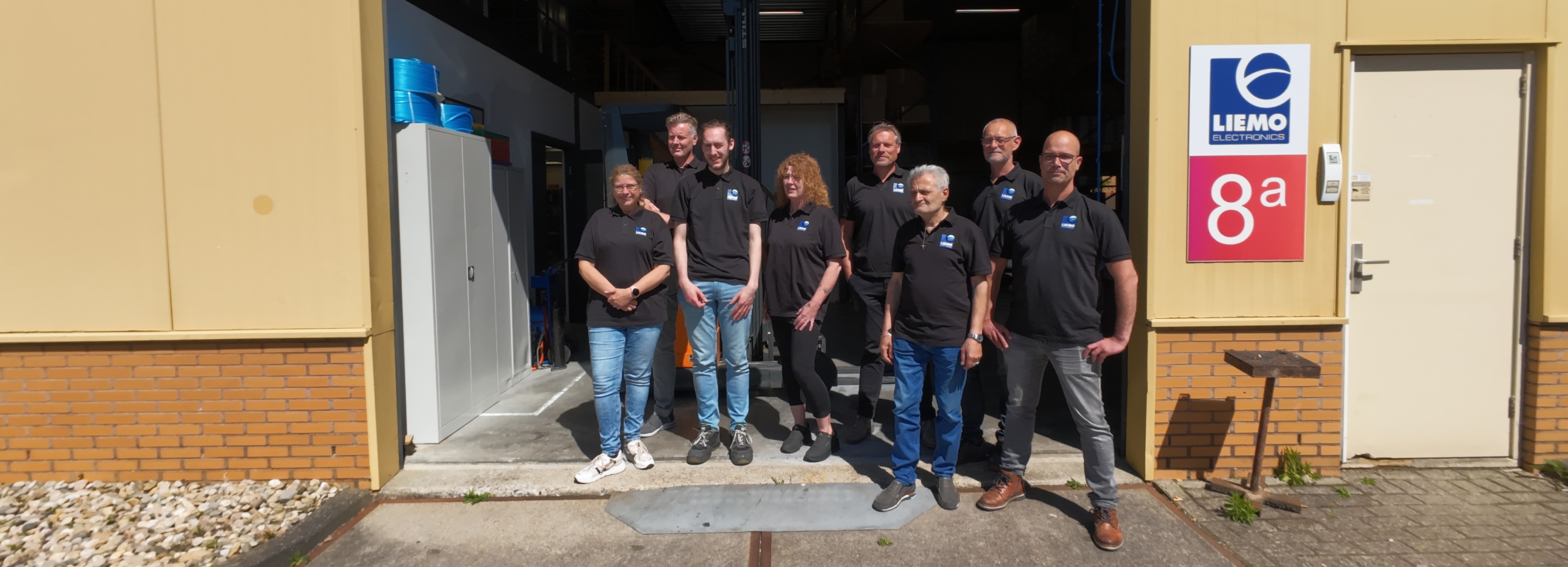 Het team van LieMo Electronics voor het pand in Groningen
